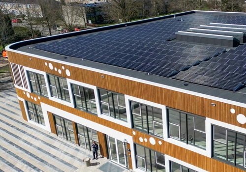 Zonnepanelen op schoolgebouw de Parel