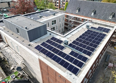 84 zonnepanelen op een appartementencomplex - Dijkman Projecten 