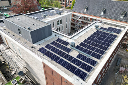 Zakelijke zonnepanelen op een bedrijfspand in Meppel